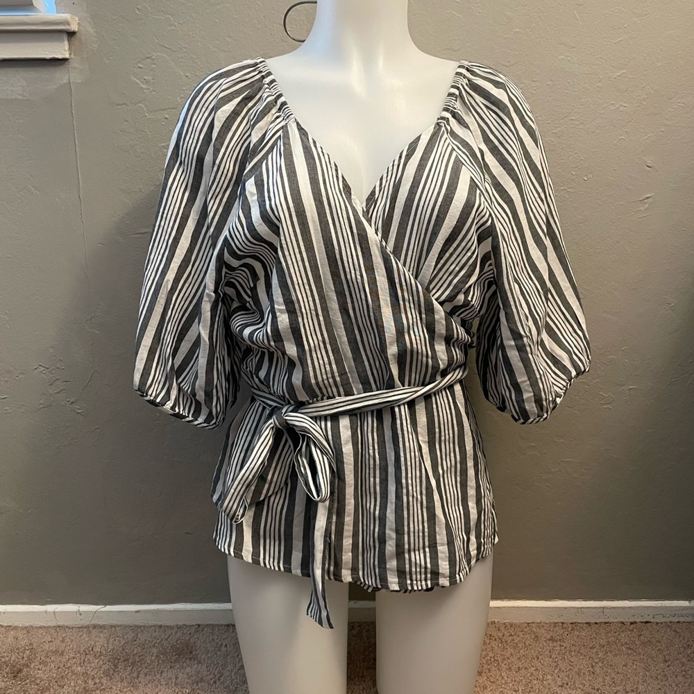 NWOT - Off the Shoulder Black and White Blouse - XL